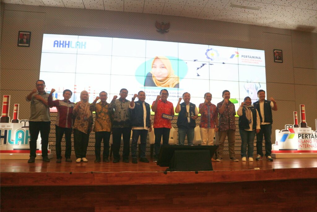 Jajaran ITS dan PT KPI dalam sesi foto bersama