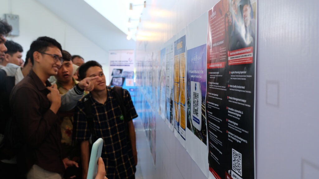 Para peseta saat melihat-lihat poster lowongan pekerjaan yang burada di korner "Expose Job Vacancy" di Graha ITS pada BKI ke-42 Rabu (06/03)