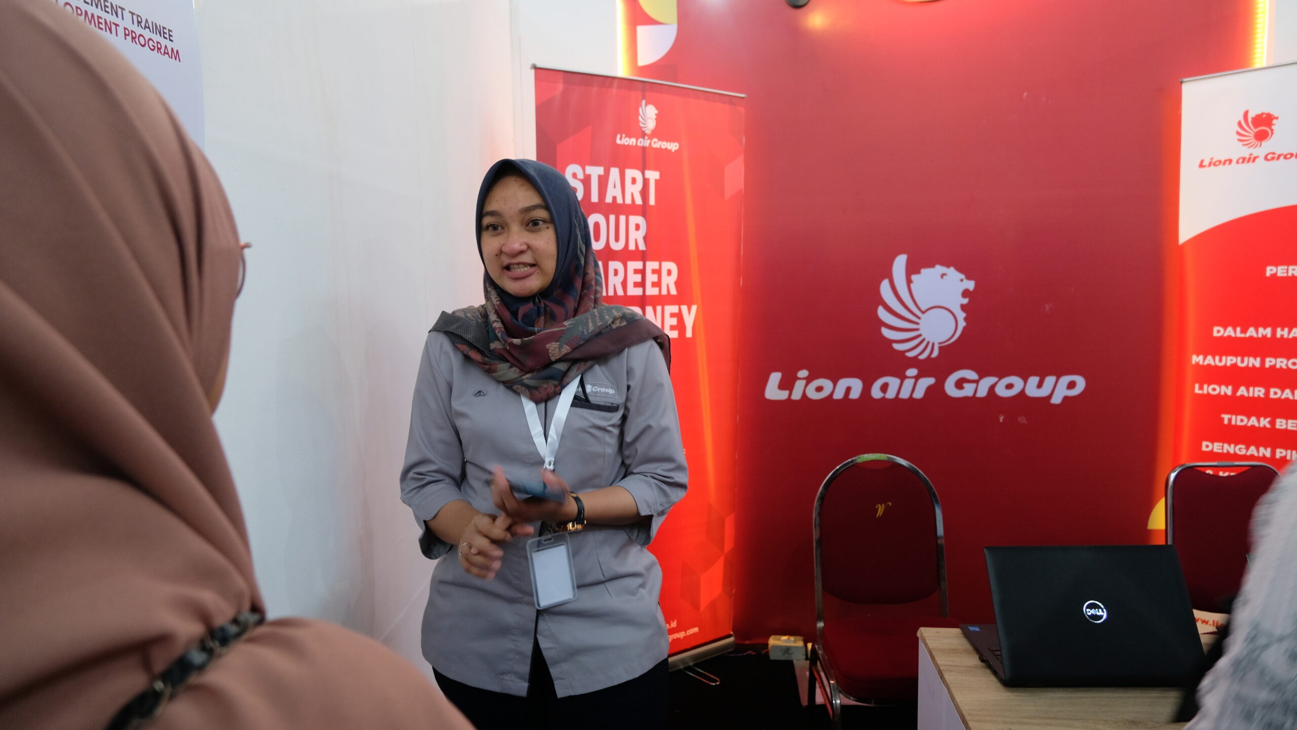Penanggung jawab Recruitment Lion Group pusat, Safari Putri Maharani saat menjelaskan program-program lion group kepada para jobseeker
