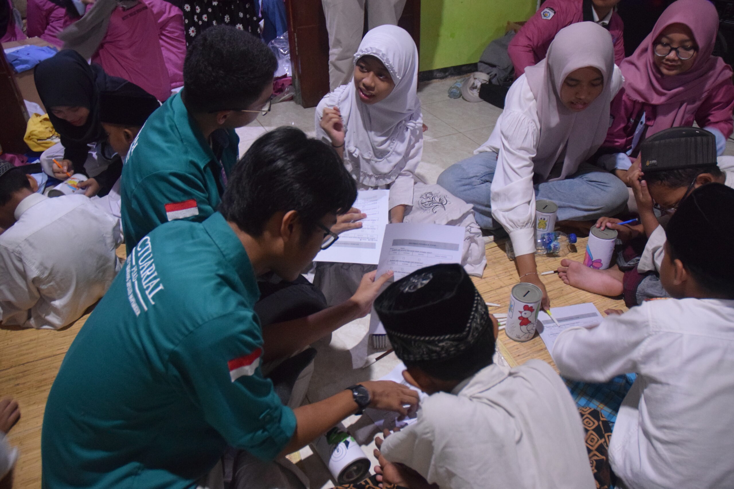 Anggota Himasakta Mengajar saat melakukan simulasi transaksi jual beli