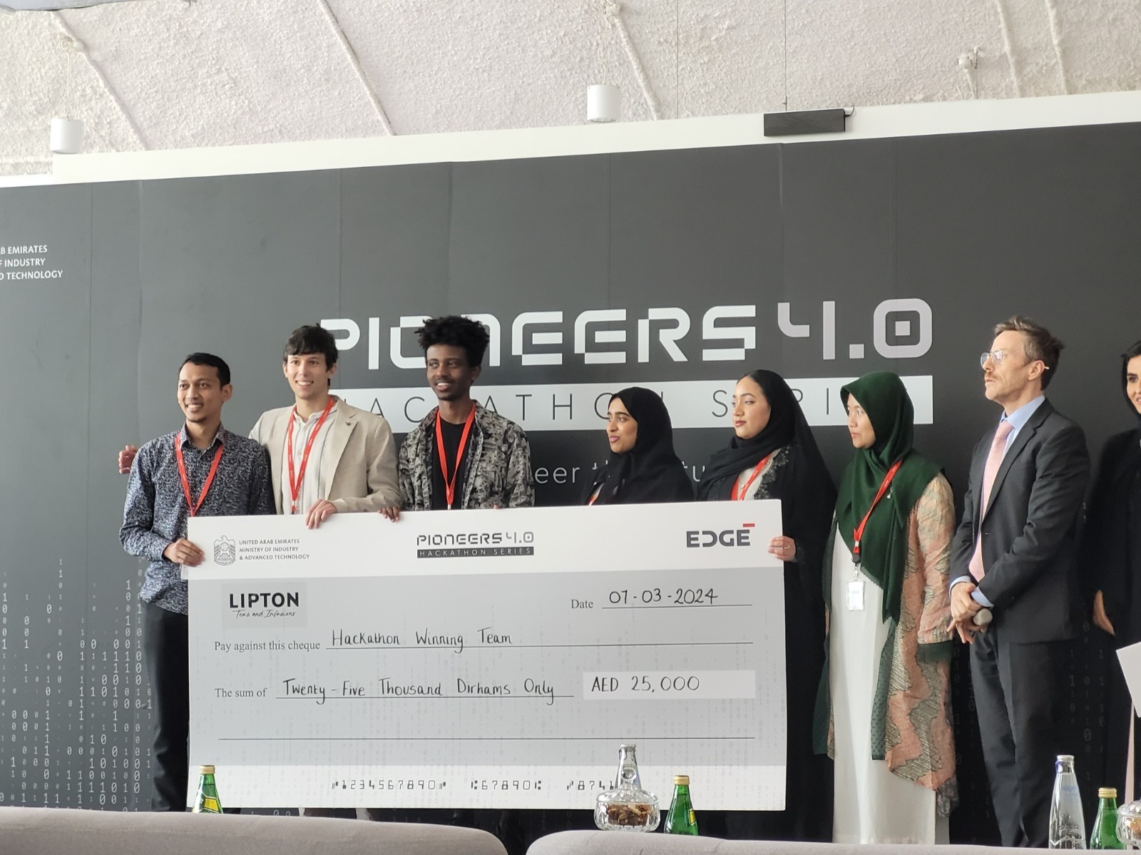 Dosen Departemen Matematika ITS Muhammad Luthfi Shahab SSi MSi (kiri) bersama timnya saat penyerahan penghargaan juara pertama Pioneers 4.0 Hackathon Series di Abu Dhabi