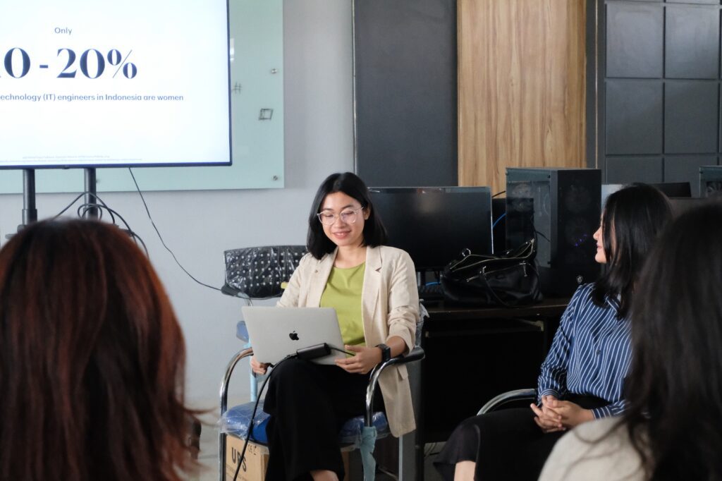 Dyah Putri Nareswari (berkacamata) dari Cybersecurity and Privacy Associate PricewaterhouseCoopers (PwC) saat melakukan sesi tanya jawab dengan peserta pelatihan Women in Cyber Security