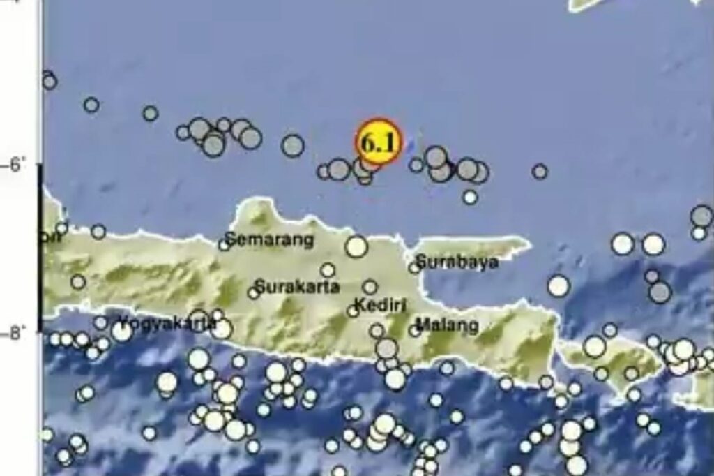 Gempa bermagnitudo 6,1 yang berpusat pada 132 kilometer Tuban, Jawa Timur (sumber dari BMKG)