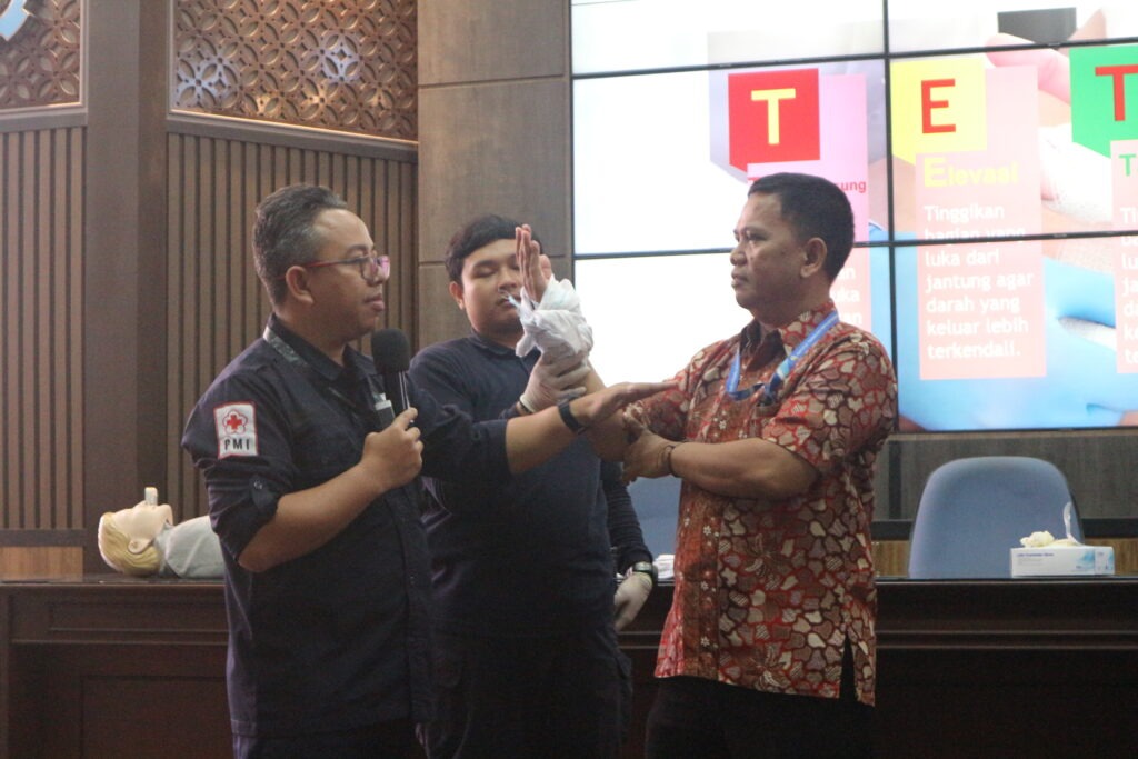 Diklat Relawan dan Palang Merah Remaja (PMR), Mirta Krisna Setiawan saat menjelaskan tata cara pertolongan pertama pada korban luka