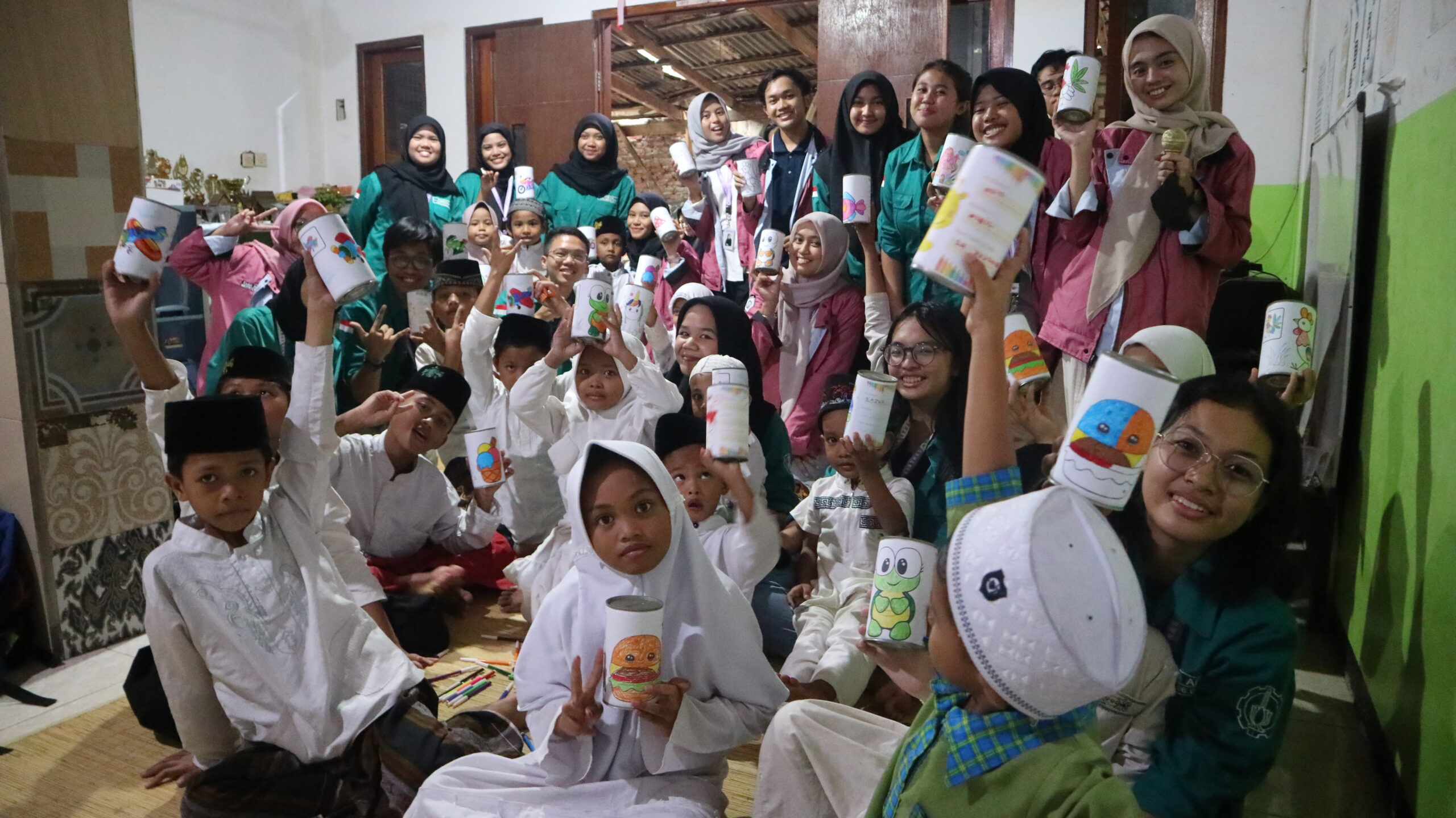 Himasakta ITS bersama anak-anak TPQ Al-Hikmal Mubarok saat kegiatan melukis celengan