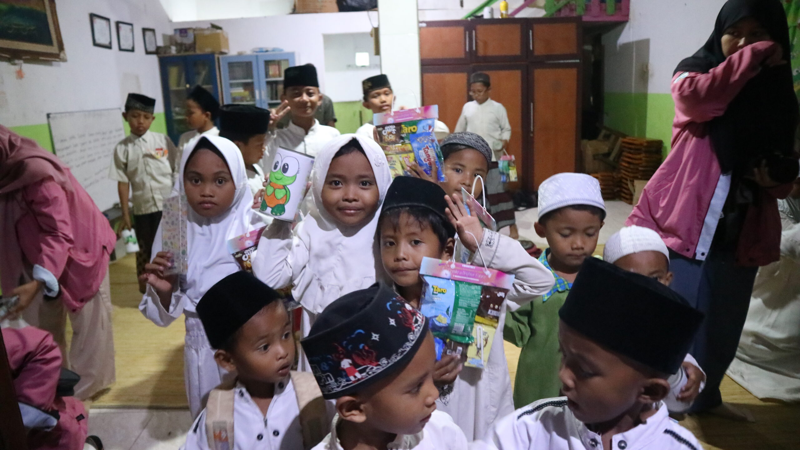 Anak-anak TPQ Al-Hikmal Mubarok setelah bermain mini games