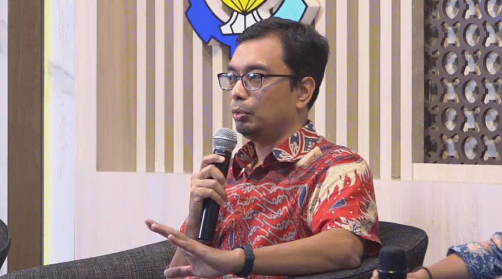 Kepala Subdirektorat Admisi ITS Dr Eng Unggul Wasiwitono ST MEngSc saat memberikan tips dan trik memilih jurusan pada sosialisasi penerimaan mahasiswa baru ITS lewat jalur SNBT