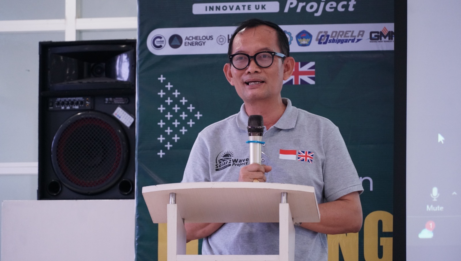 Ketua Tim Peneliti Indonesia Prof Dr I Ketut Aria Pria Utama MSc saat memaparkan hasil proyek purwarupa panel surya apung laut pertama di Indonesia bertajuk Solar2Wave