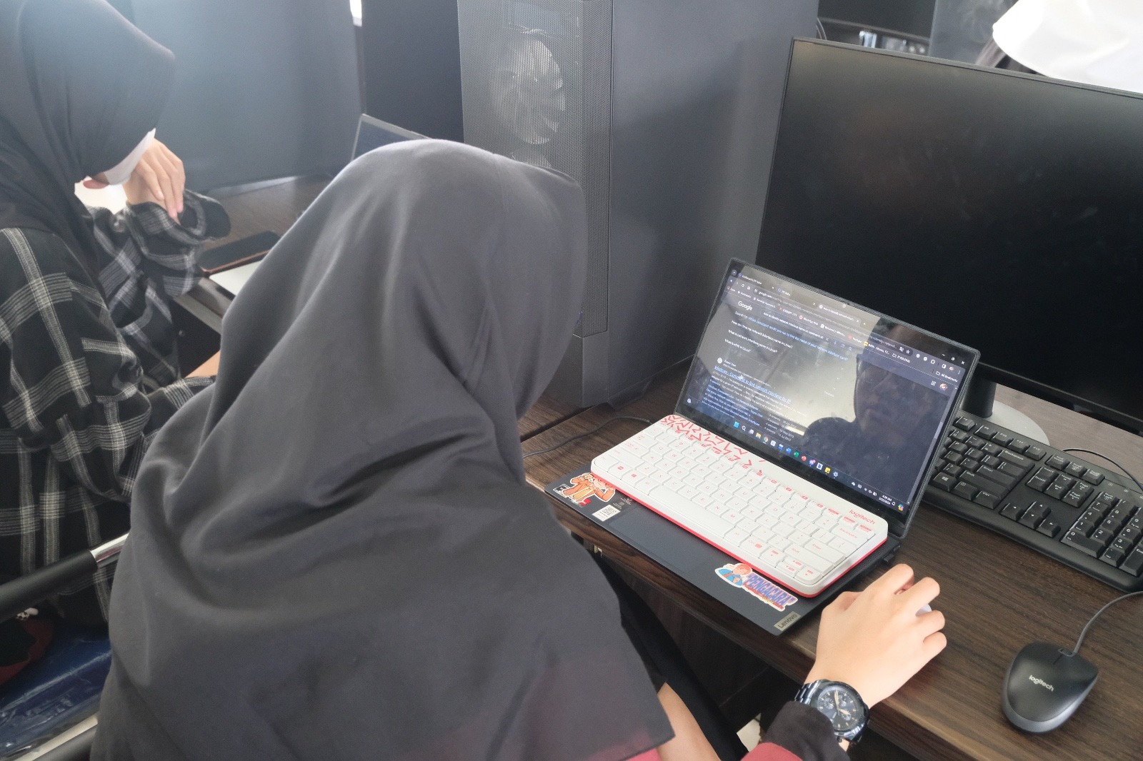 Peserta pelatihan saat mencoba tantangan gim dalam sesi training Women in Cyber Security di Departemen Teknik Informatika ITS