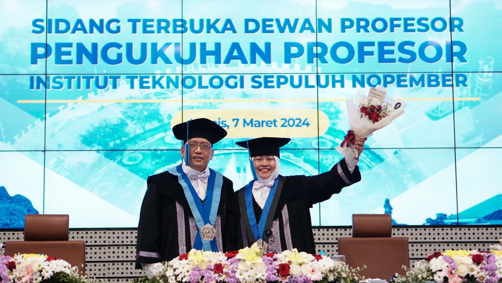 Potret bahagia pasangan Prof Herman Pratikno ST MT PhD dan Prof Harmin Sulistyaning Titah ST MT PhD usai dikukuhkan menjad profesor bersama-sama di ITS