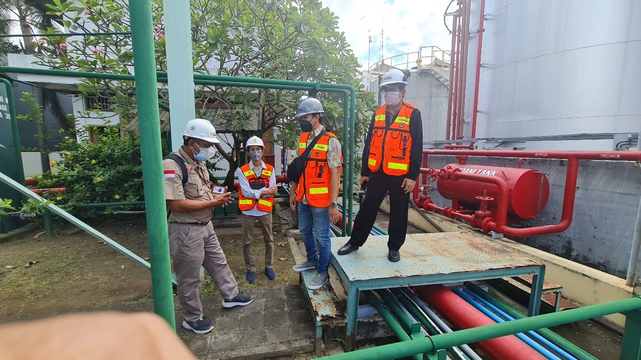 Prof Dr I Made Ariana ST MT (kanan) saat di pembangkit listrik Pesanggaran Bali dalam rangka penyiapan infrastruktur untuk bahan bakar ramah lingkungan