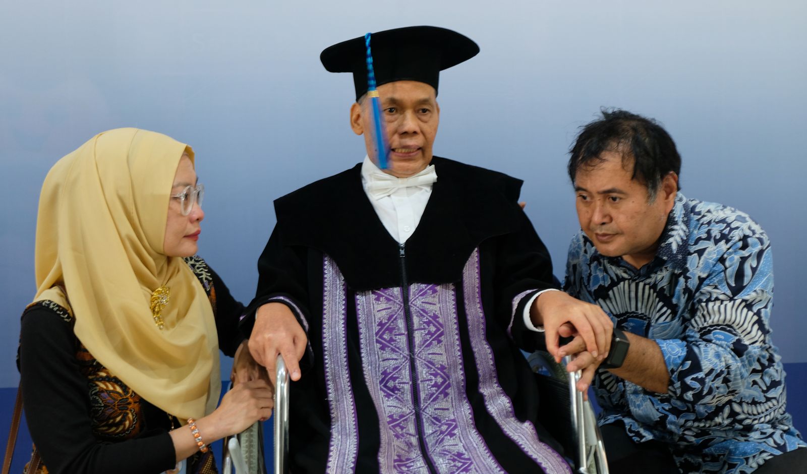 Prof Dr Ir Patdono Suwignjo MEngSc IPU (tengah) saat berdiskusi dengan tim penelitiannya sebelum prosesi pengukuhannya sebagai Profesor ITS