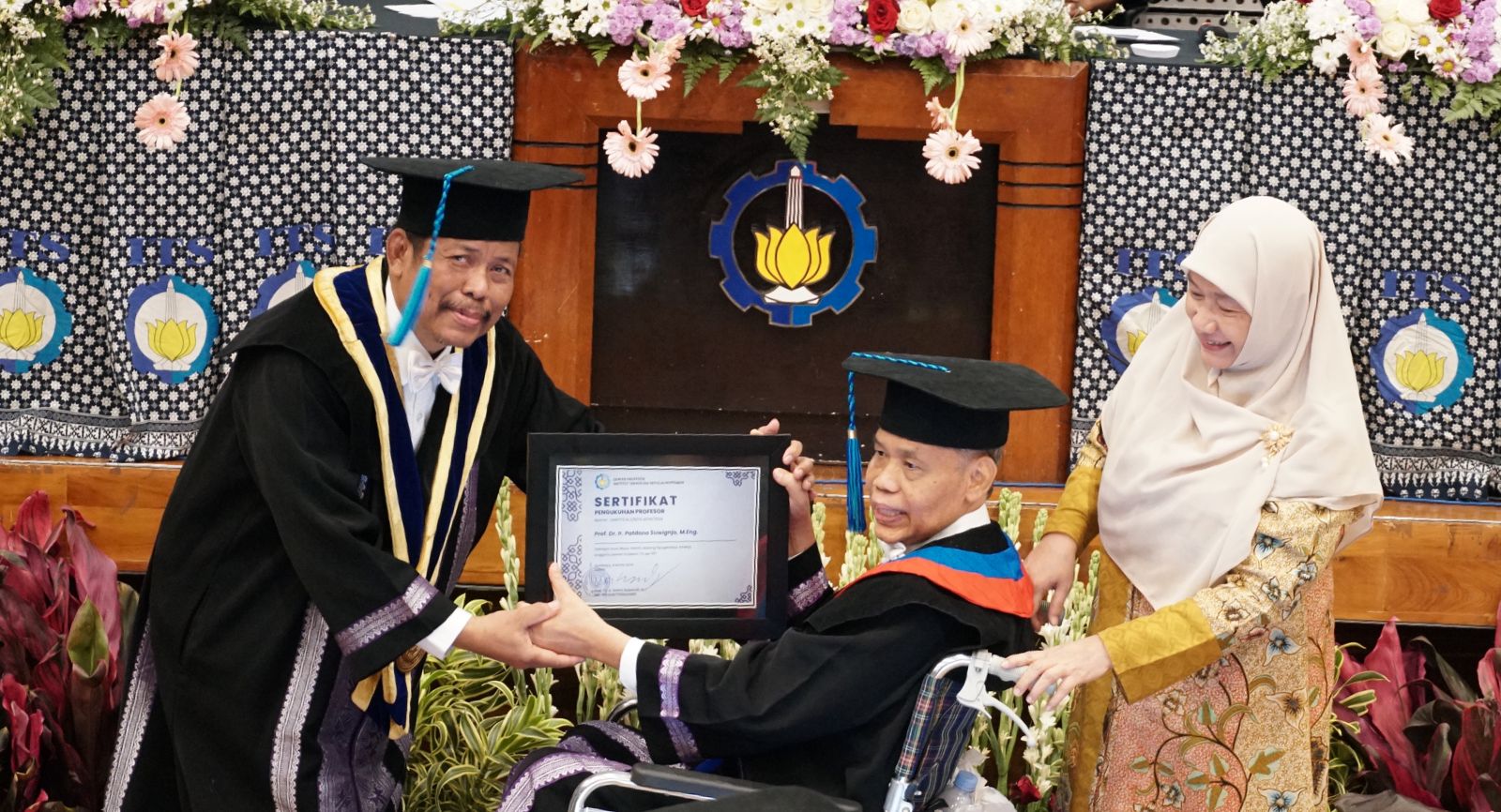 Prof Dr Ir Patdono Suwignjo MEngSc IPU (tengah) saat dikukuhkan sebagai Guru Besar ke-197 ITS