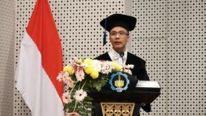 Prof Dr Mashuri SSi MSi ketika menjelaskan orasi ilmiahnya dalam Sidang Terbuka Dewan Pengukuhan Profesor ITS