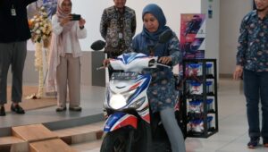 Prof Dr Widyastuti ST MT saat uji coba purwarupa generasi I Baterai Al-Udara ITS