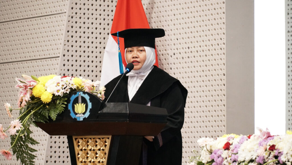 Prof Harmin Sulistiyaning Titah ST MT PhD saat membacakan orasi ilmiahnya pada pengukuhan Profesor ITS