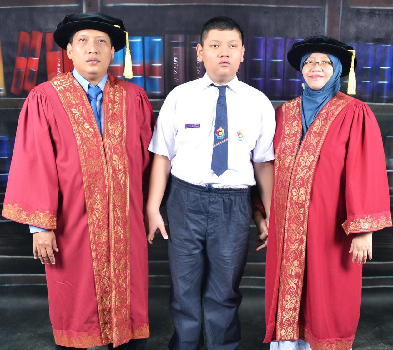 Prof Harmin Sulistyaning Titah ST MT PhD (kanan) dan Prof Herman Pratikno ST MT PhD (kiri) bersama putra pertamanya usai wisuda program doktoral di Universiti Kebangsaan Malaysia (UKM)