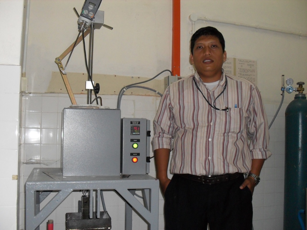 Prof Herman Pratikno ST MT PhD bersama peralatan untuk percobaan material heat treatment