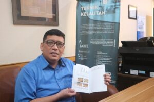Prof Herman Pratikno ST MT PhD saat menjelaskan hasil percobaan bio-korosi pada material yang telah melalui proses pemanasan full anealling