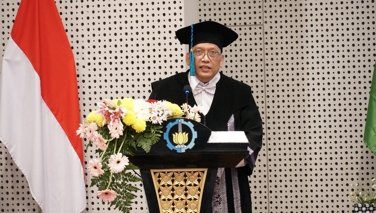 Prof Herman Pratikno ST MT PhD saat menyampaikan orasi ilmiah untuk pengukuhannya sebagai profesor ke-199 ITS