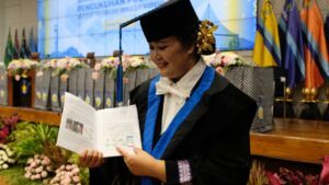 Prof Ir IDAA Warmadewanthi ST MT PhD menjelaskan mengenai konsep pemulihan material limbah sebagai upaya menggerakan ekonomi sirkular nasional dalam buku orasinya