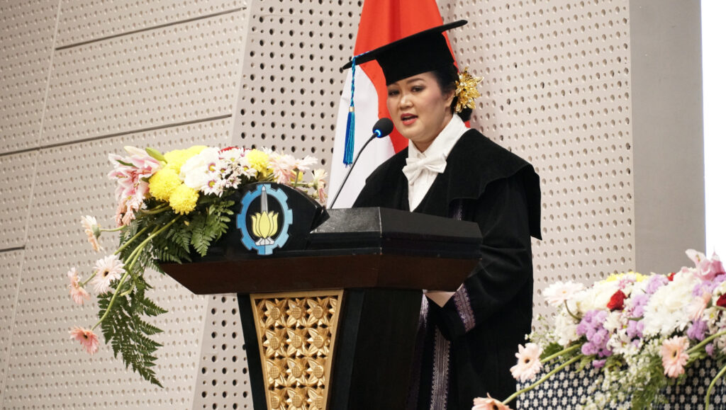 Prof Ir IDAA Warmadewanthi ST MT PhD saat menyampaikan orasinya pada Sidang Terbuka Dewan Profesor Pengukuhan Profesor ITS