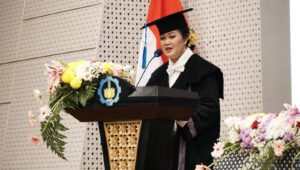 Prof Ir IDAA Warmadewanthi ST MT PhD saat menyampaikan orasinya pada Sidang Terbuka Dewan Profesor Pengukuhan Profesor ITS