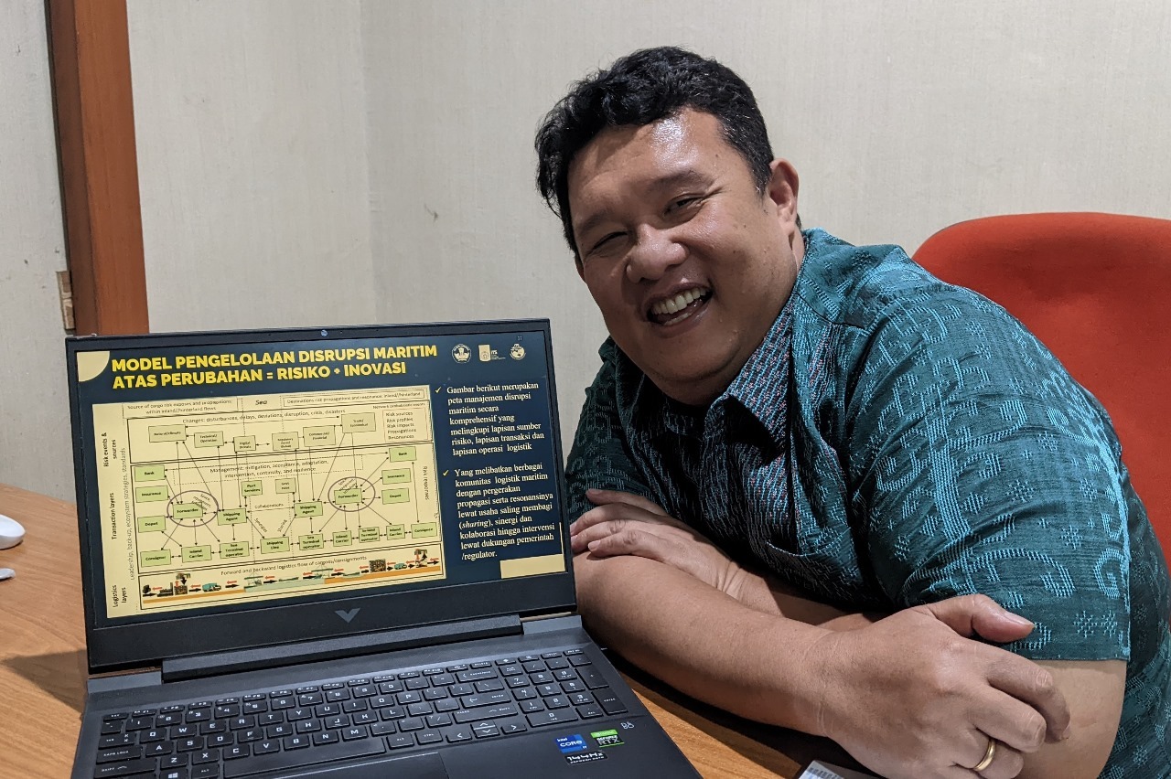 Prof Ir Raja Oloan Saut Gurning ST MSc PhD CMarTech menunjukkan peta komprehensif yang dikembangkannya untuk mengelola disrupsi dalam logistik maritim