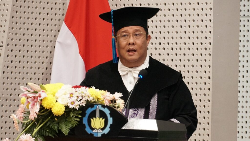 Prof Ir Raja Oloan Saut Gurning ST MSc PhD CMarTech saat menyampaikan orasi ilmiahnya mengenai manajemen disrupsi dalam logistik maritim Indonesia