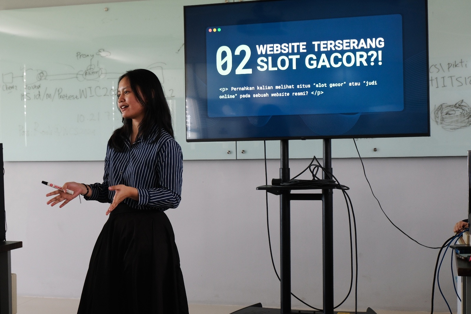 Project Manager ITS Nabu Angela Oryza Prabowo saat memandu sesi training dalam kegiatan pelatihan Women in Cyber Security di Departemen Teknik Informatika ITS