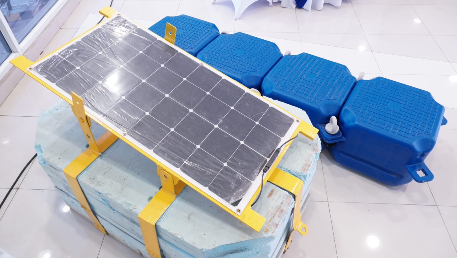 Purwarupa panel surya yang dipamerkan pada Peluncuran dan Peresmian Solar2Wave di Galeri Riset dan Inovasi ITS