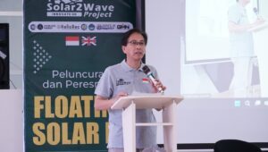 Rektor ITS Prof Dr Ir Mochamad Ashari MEng IPU AEng saat memberikan sambutan pada Peluncuran dan Peresmian Solar2Wave hasil kerja sama internasional ITS dengan Innovate UK, Cranfield University, Universitas Pattimura, dan mitra industri