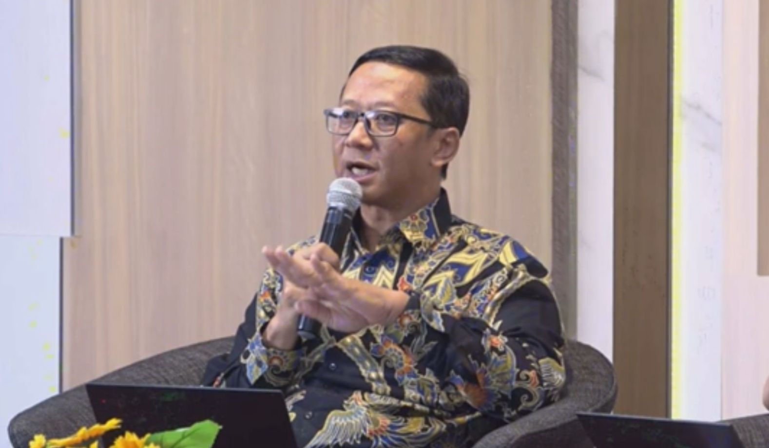 Sekretaris Eksekutif SNPMB 2024 Bekti Cahyo Hidayanto SSi MKom mengajak para calon pendaftar untuk tidak menunda proses pendaftaran UTBK pada sosialisasi jalur SNBT yang dilaksanakan aecara hybrid di Gedung Rektorat ITS