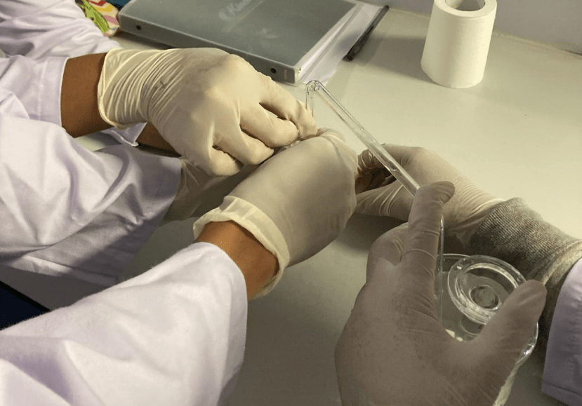 Mahasiswa Prodi Sains Analitik dan Instrumentasi Kimia saat melakukan penelitian senyawa di laboratorium Instrumentasi dan Sains Analitik