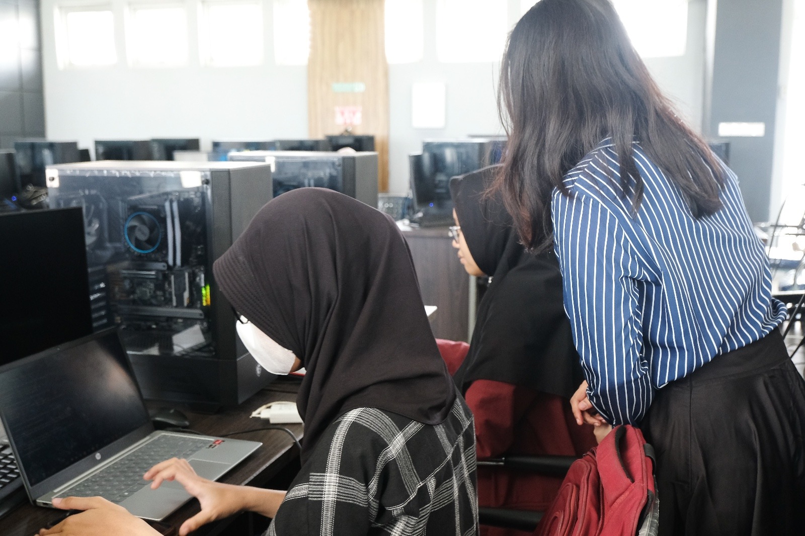 Tim ITS Nabu saat mendampingi peserta dalam menyelesaikan tantangan yang diberikan dalam pelatihan Women in Cyber Security