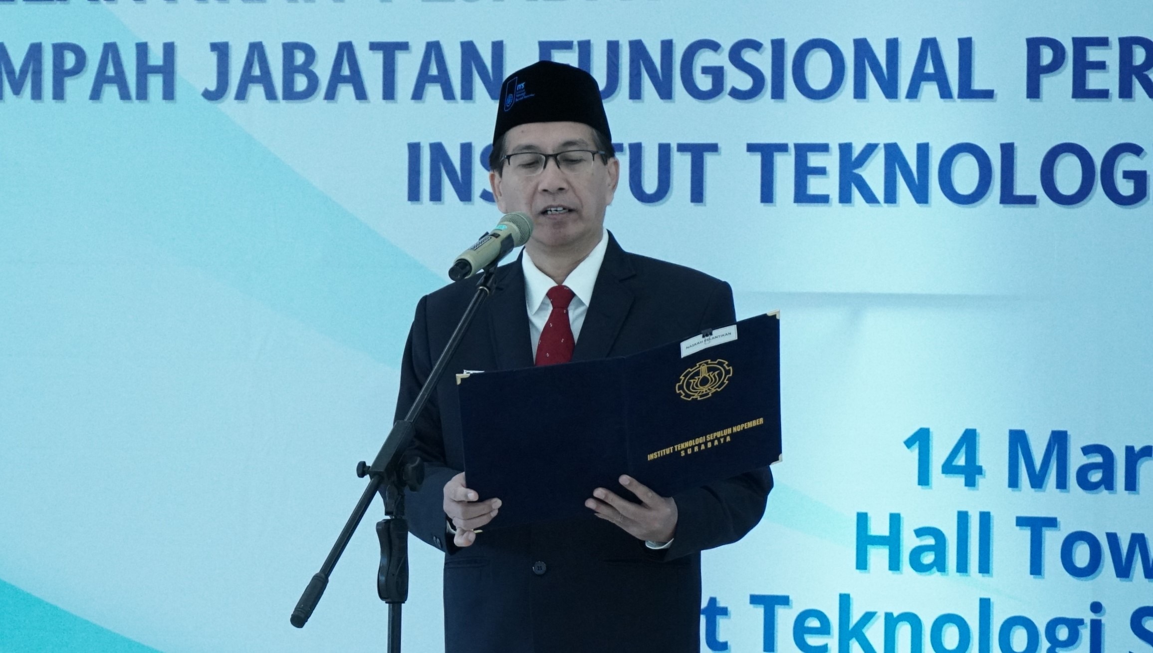 rektor-ITS-memberi-sambutan
