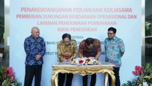Penandatangan dokumen Perjanjian Kerja Sama (PKS) antara ITS dengan BNI mengenai layanan penerimaan pembayaran biaya pendidikan