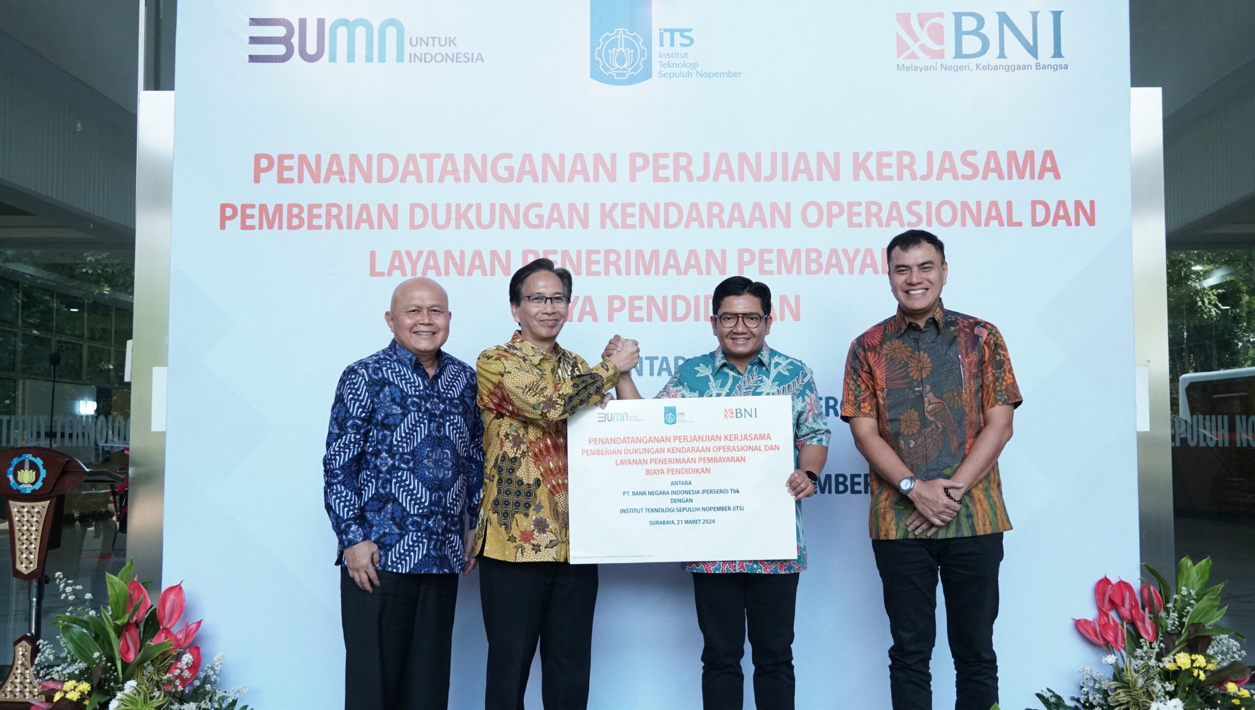 (dari kiri) Wakil Rektor II ITS Ir Mas Agus Mardyanto SE PhD, Rektor ITS Prof Dr Ir Mochamad Ashari MEng, irektur Institutional Banking BNI Munadi Herlambang, dan General Manger Institutional Banking 2 Efrizal setelah melakukan beberapa perjanjian kerja sama 
