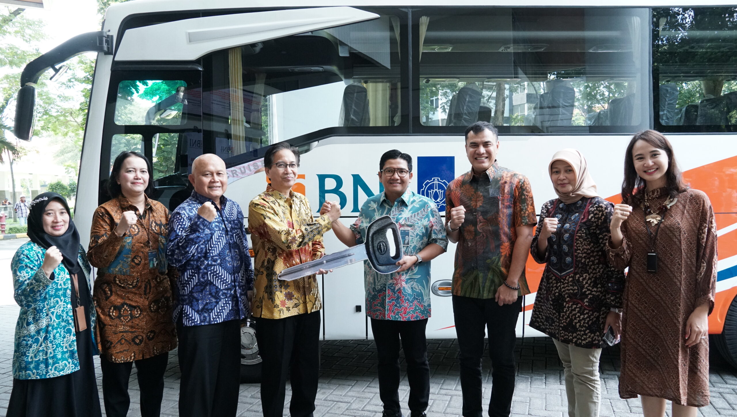 Pemberian mock up kunci armada bus kendaraan operasional ITS oleh irektur Institutional Banking BNI, Munadi Herlambang (keempat dari kanan) kepada Rektor ITS Prof Dr Ir Mochamad Ashari MEng 