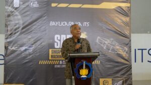 Wakil Rektor I ITS Prof Dr Ir Adi Soeprijanto MT saat memberikan sambutan pada acara grand launching dan pelepasan Tim Bayucaraka ITS yang akan berkompetisi di Singapura