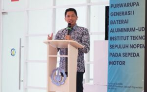 Wakil Rektor IV ITS Bambang Pramujati ST MScEng PhD memberikan dukungan terhadap pengembangan inovasi Baterai Al-Udara ITS