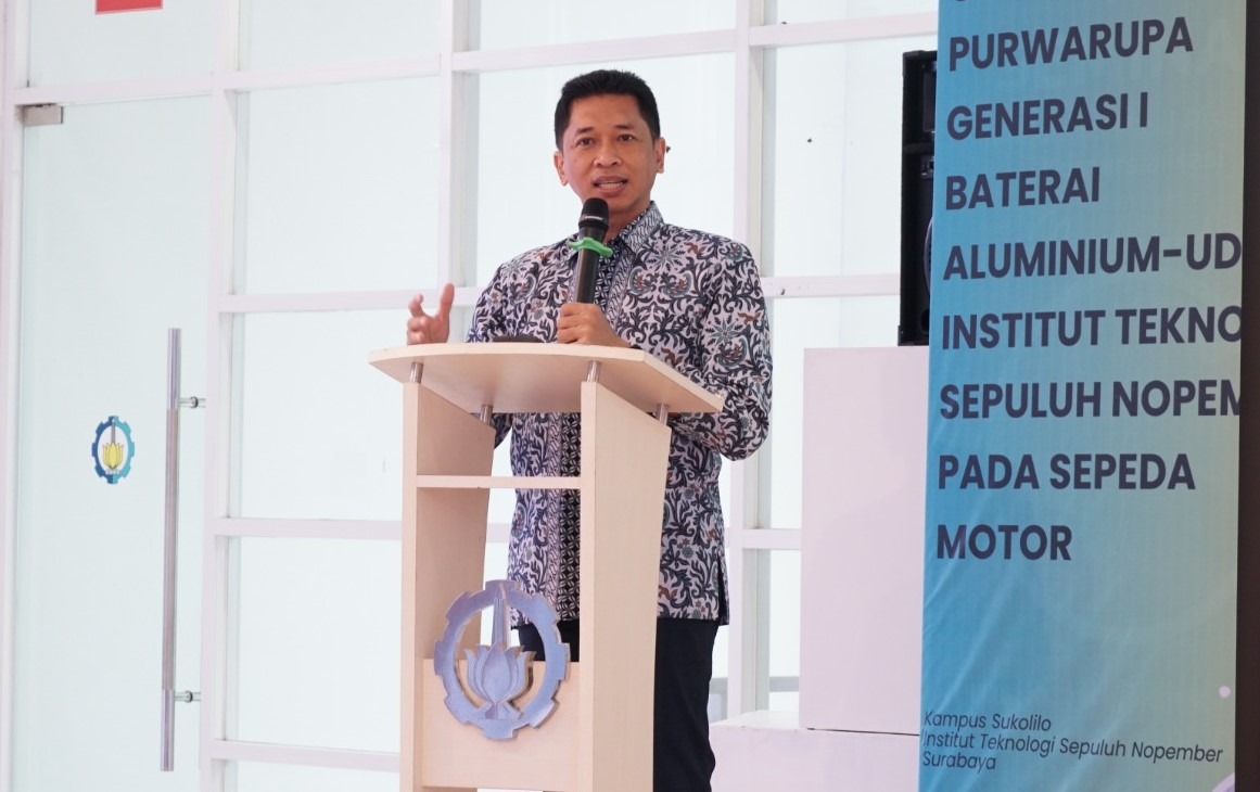 Wakil Rektor IV ITS Bambang Pramujati ST MScEng PhD memberikan dukungan terhadap pengembangan inovasi Baterai Al-Udara ITS