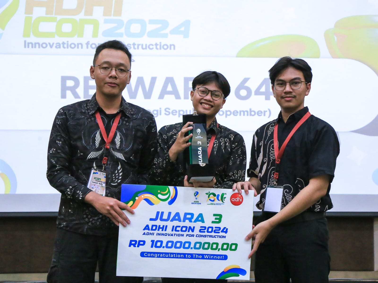 Tim Reswara 64 dari ITS usai menerima penghargaan ADHI Innovation for Construction 2024 di kantor pusat PT Adhi Karya (Persero) Tbk, Jakarta Barat
