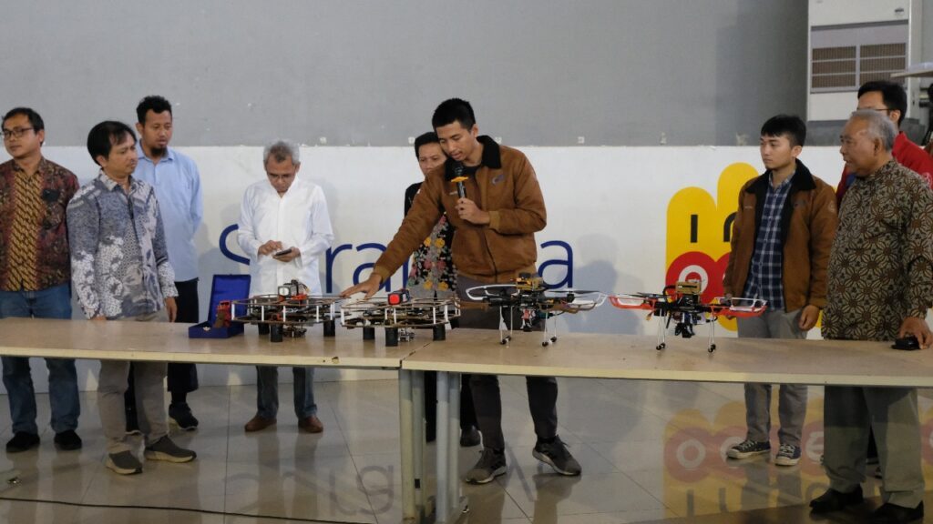 Ketua divisi Vertical Take Off Landing (VTOL) Bayucaraka ITS Muhammad Hilmi Rusdiansyah ketika menjelaskan sistem kerja dari keempat drone yakni Jati Sigma, Jati Theta, Soerongarep dan Soeromburi