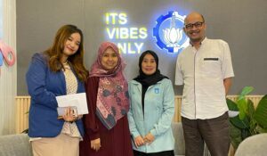 Foto (dari kiri ke kanan) Nada Putri Pambudi sebagai moderator, Dr Anny Yuniarti SKom MComp Sc, Dr Umi Laili Yuhana SKom MSc dan Ir Achmad Holil Noor Ali MKom pada kegiatan ITS Edutalk Series