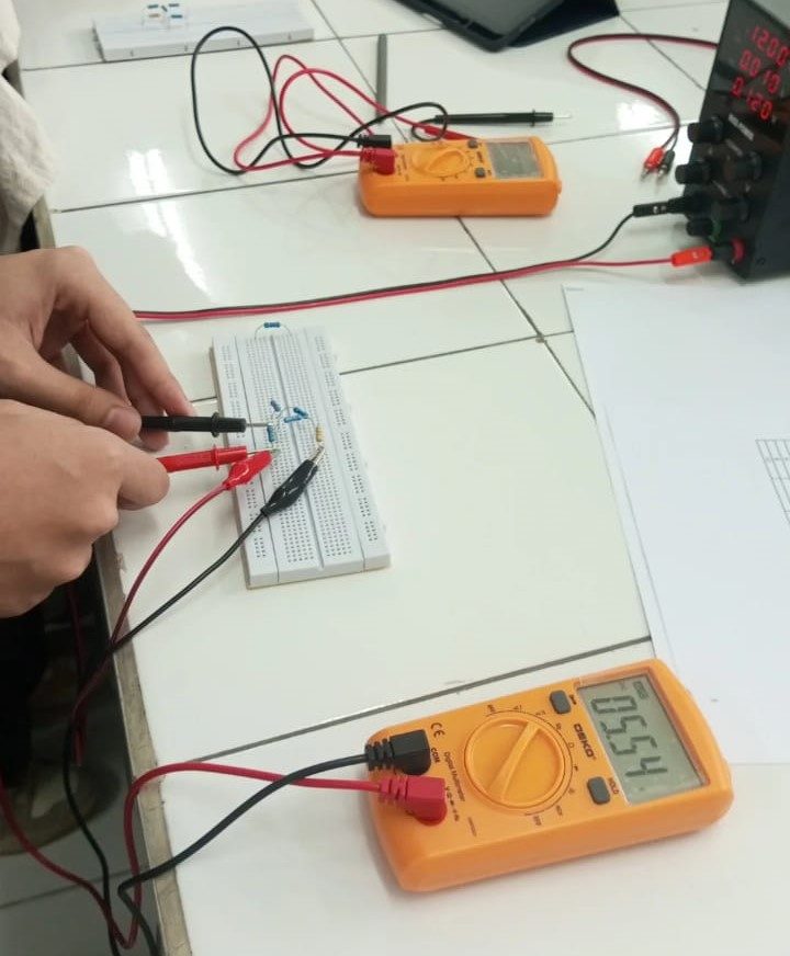 Mahasiswa Teknologi Kedokteran saat praktikum salah satu kompetensi dasar, yakni elektronika