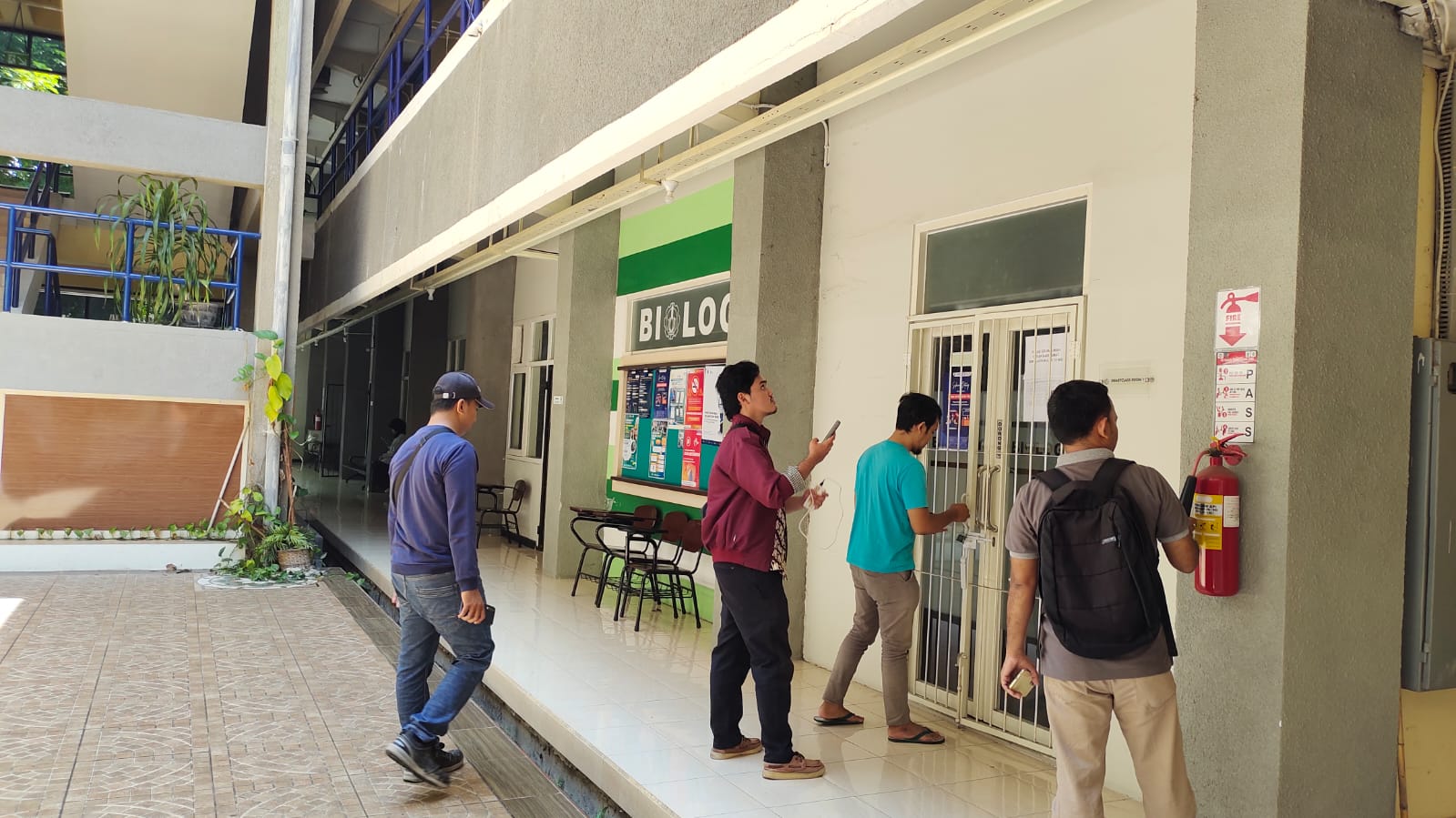 Tim Forensik ITS melakukan asesmen pasca gempa di Gedung Departemen Biologi ITS