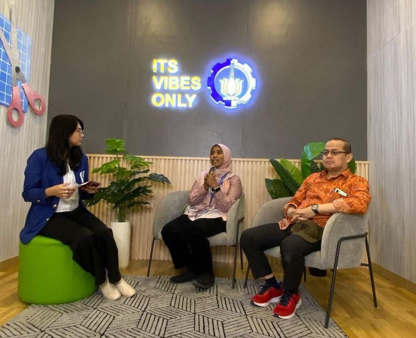 (dari kiri) Moderator Josephine Larissa bersama dengan Kepala Prodi Kedokteran ITS dr Sakina MSi dan Kepala Prodi Teknologi Kedokteran ITS Dr Ir Adhi Dharma Wibawa ST MT saat mengulas prodi baru di FKK