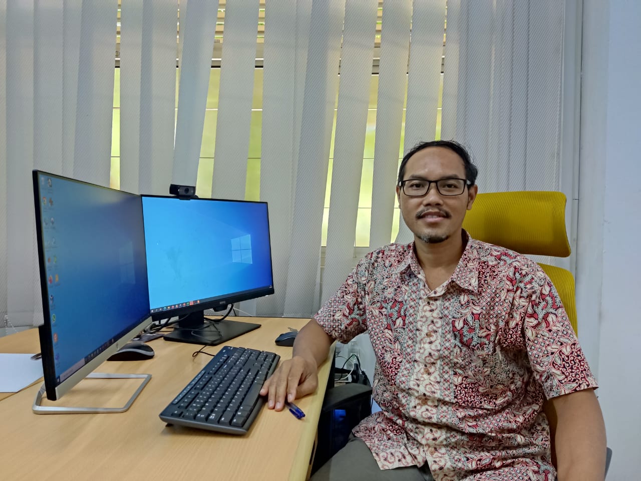 Sekretaris Departemen Teknik Informatika ITS Ir Ary Mazharuddin Shiddiqi SKom MComp Sc PhD IPM di ruang kerjanya