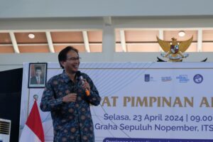 Foto Rektor ITS, Prof Dr Ir Mochamad Ashari MEng IPU AEng saat menyampaikan sambutan dan arahan dalam Rapim Akbar 2024